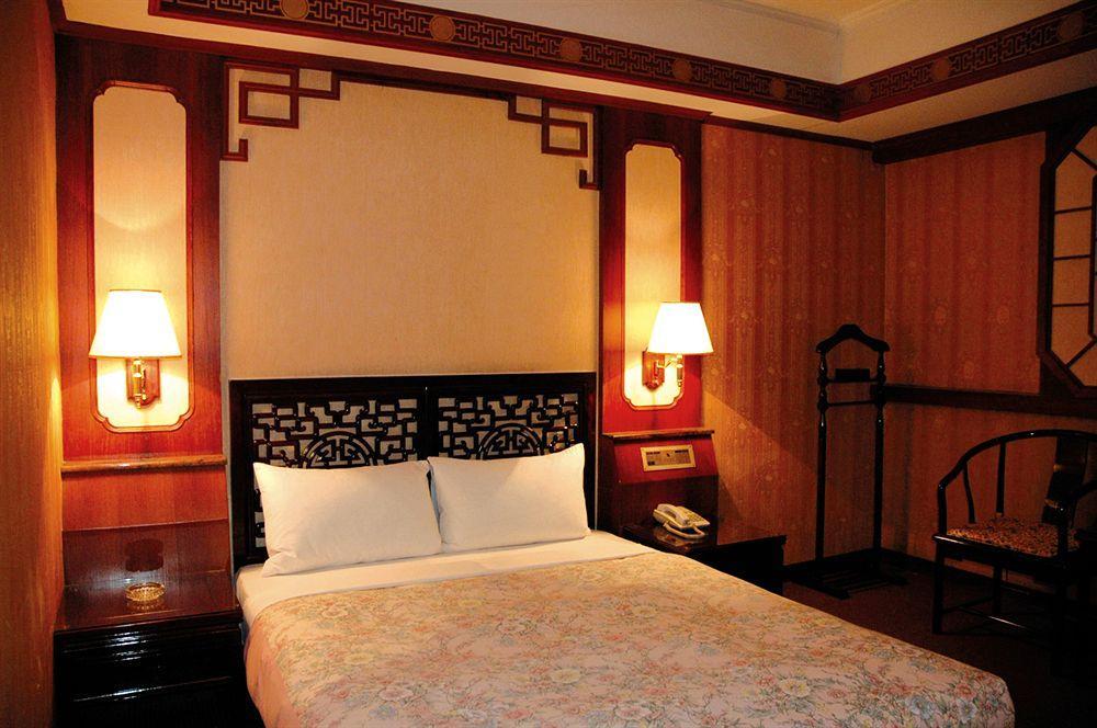 Hua Du Hotel Цзилун Экстерьер фото
