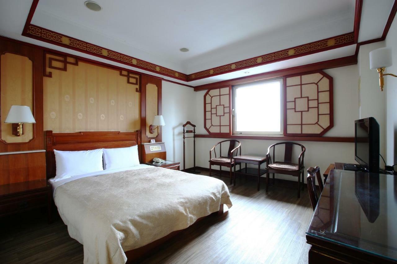 Hua Du Hotel Цзилун Экстерьер фото
