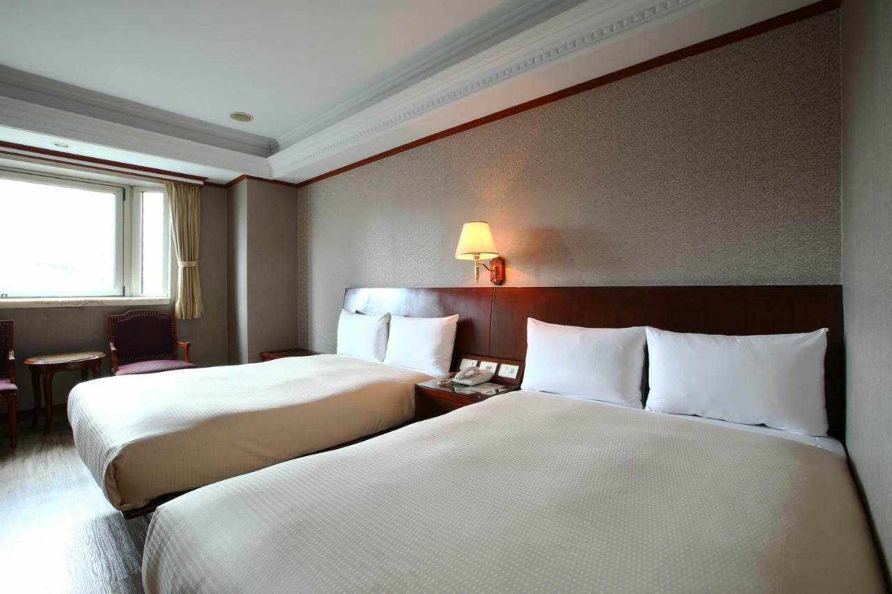 Hua Du Hotel Цзилун Экстерьер фото