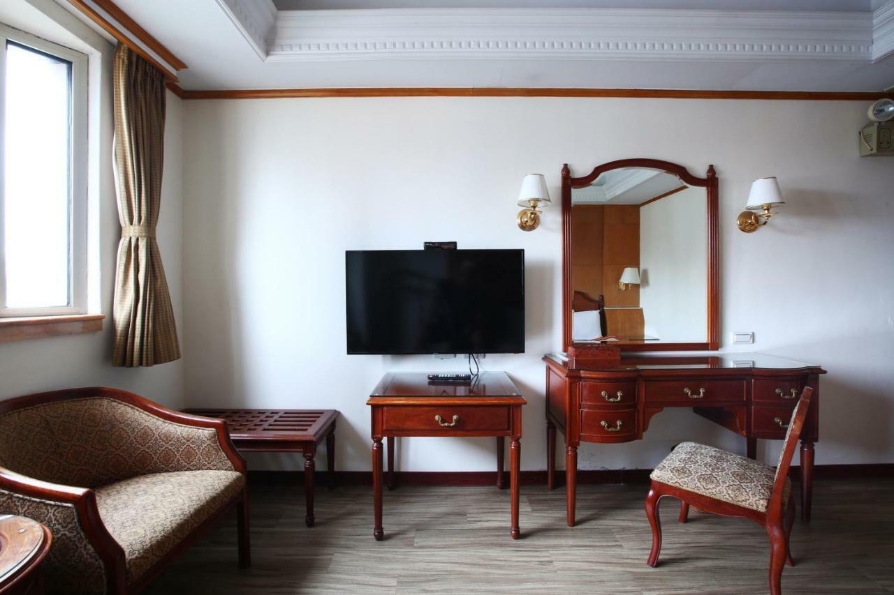 Hua Du Hotel Цзилун Экстерьер фото