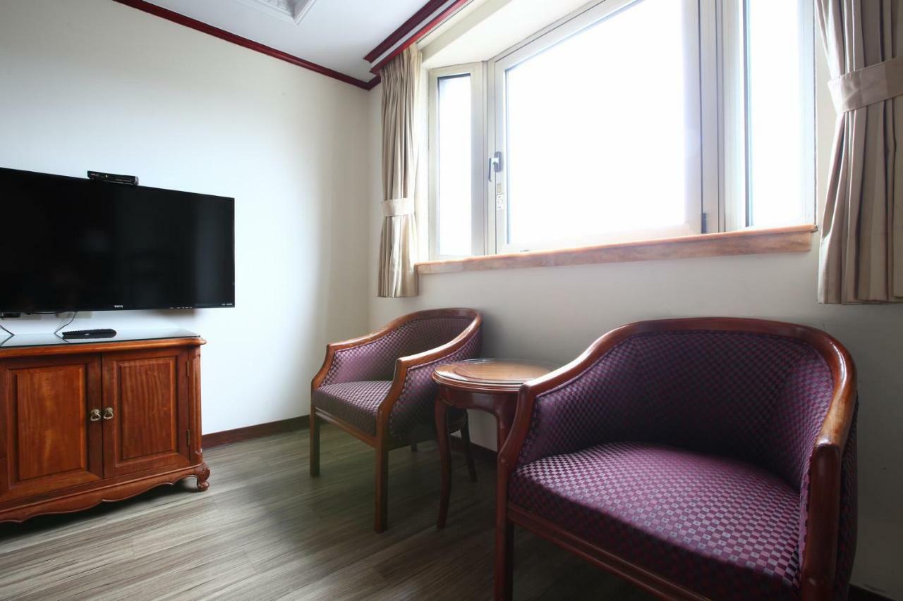 Hua Du Hotel Цзилун Экстерьер фото
