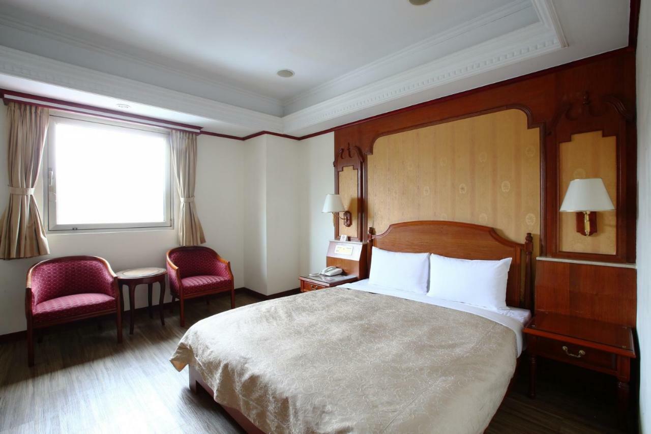 Hua Du Hotel Цзилун Экстерьер фото