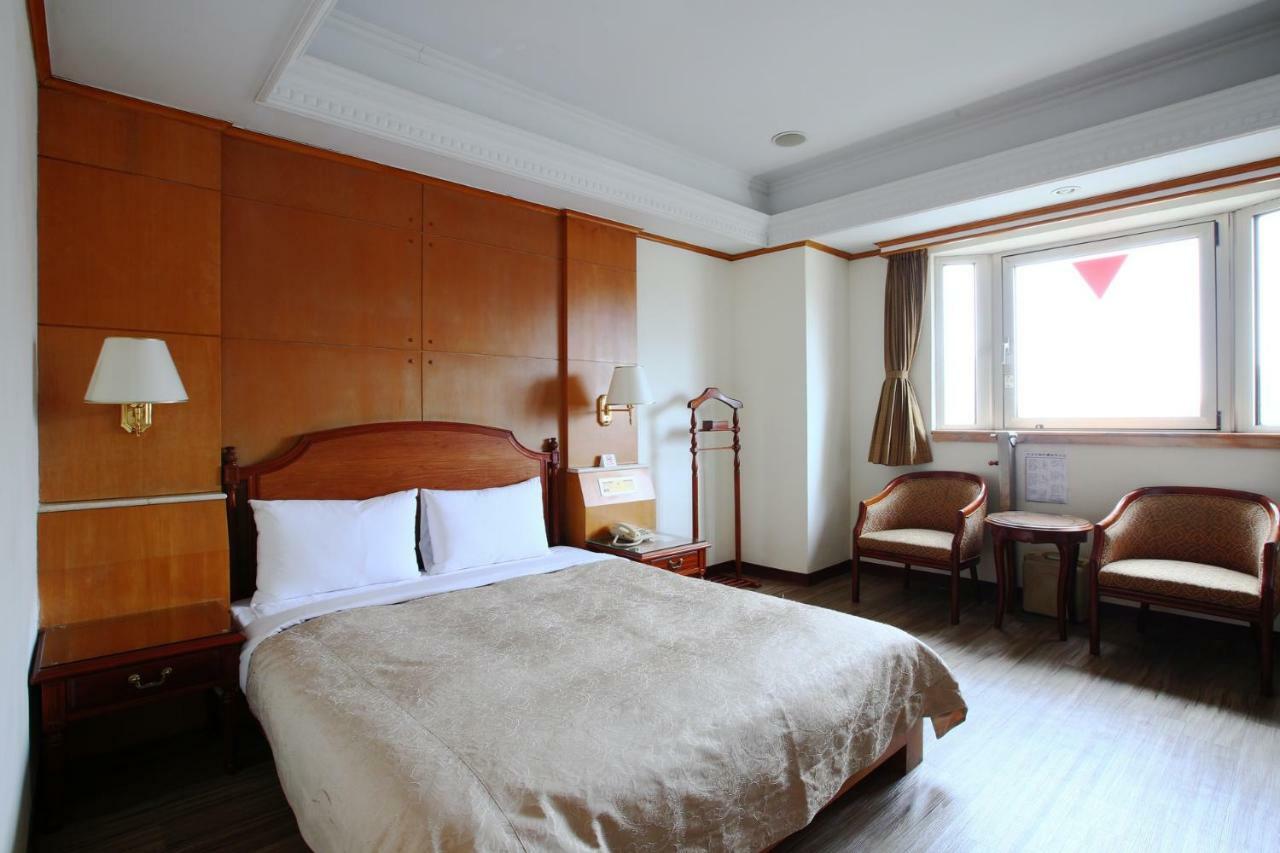 Hua Du Hotel Цзилун Экстерьер фото