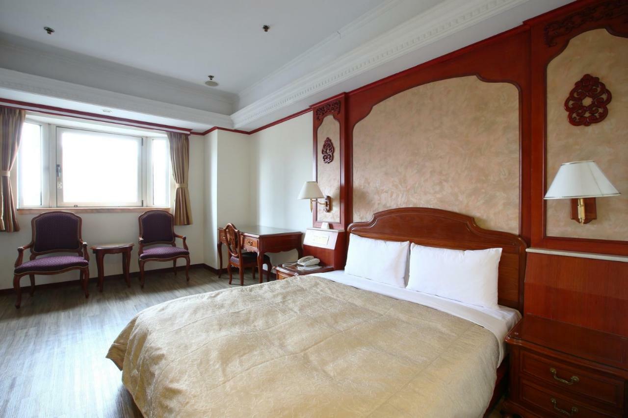 Hua Du Hotel Цзилун Экстерьер фото