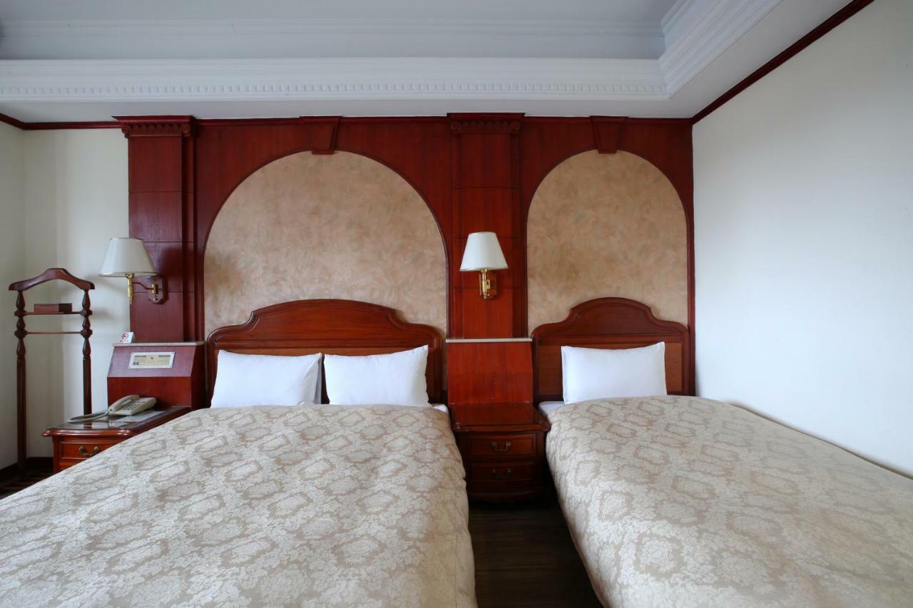 Hua Du Hotel Цзилун Экстерьер фото