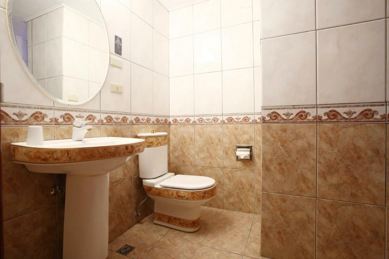 Hua Du Hotel Цзилун Экстерьер фото