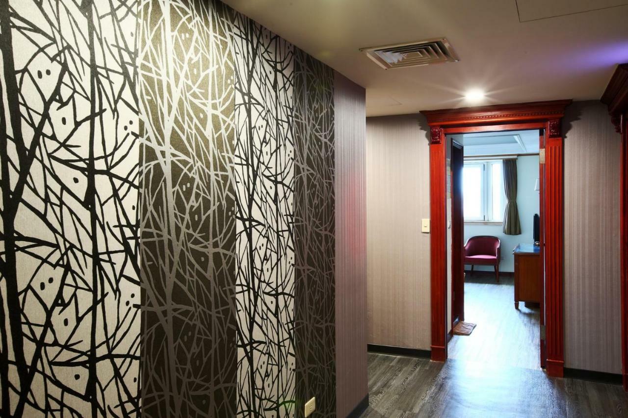 Hua Du Hotel Цзилун Экстерьер фото