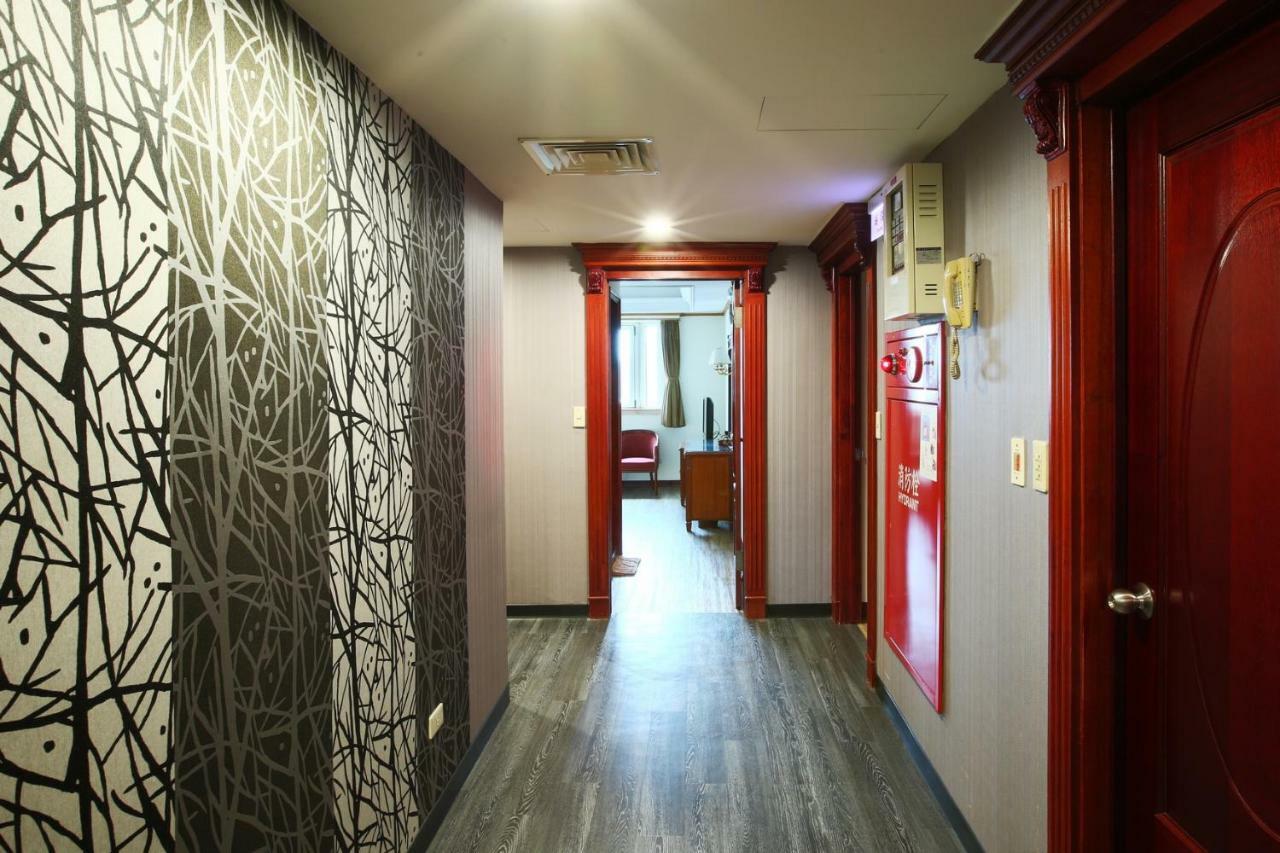 Hua Du Hotel Цзилун Экстерьер фото