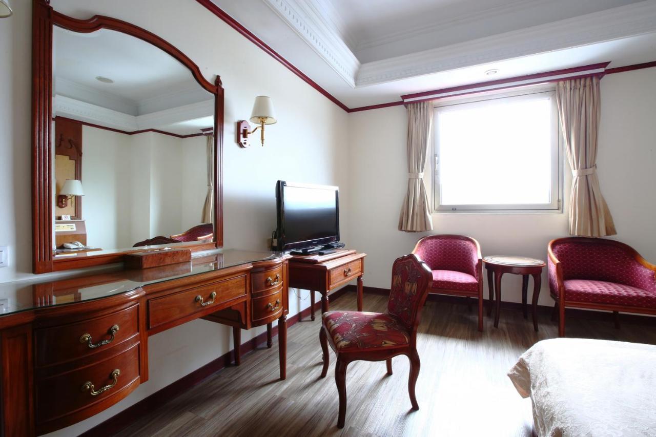 Hua Du Hotel Цзилун Экстерьер фото