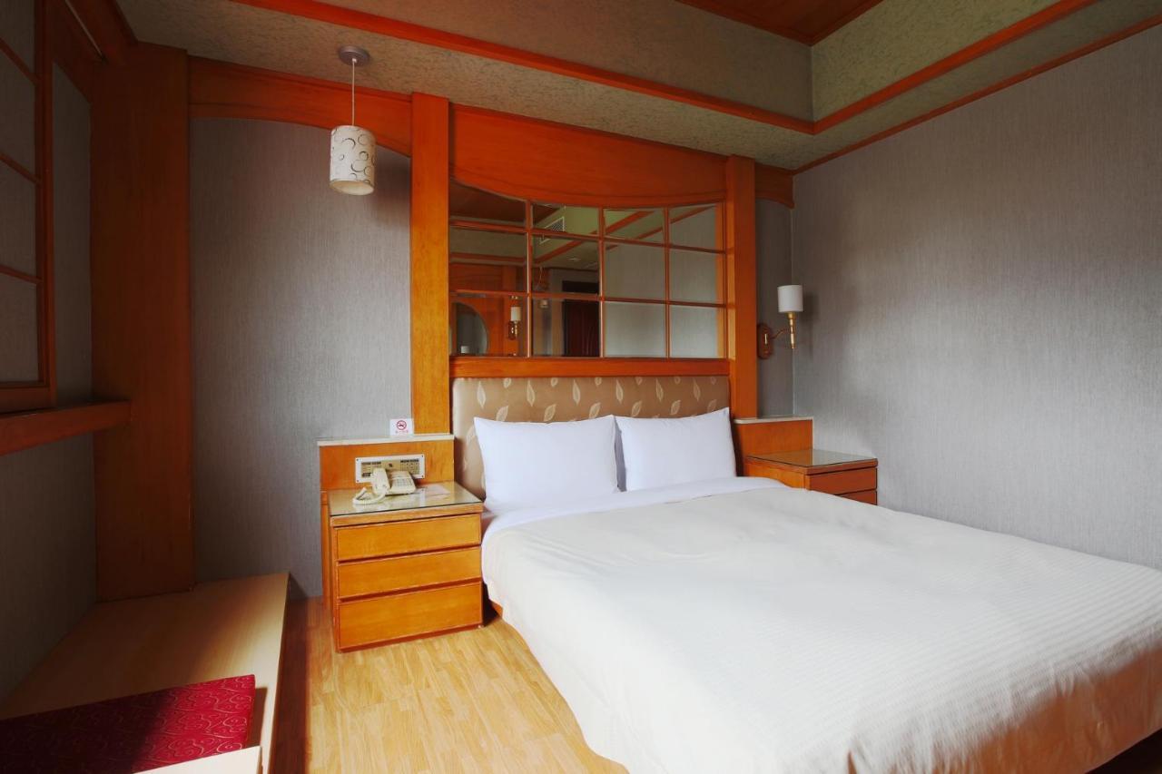 Hua Du Hotel Цзилун Экстерьер фото