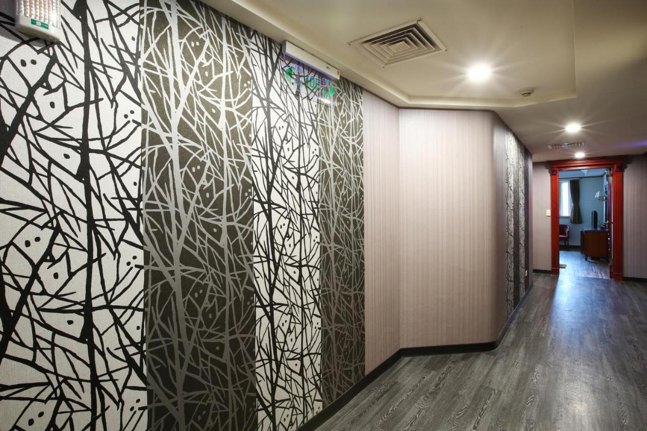 Hua Du Hotel Цзилун Экстерьер фото